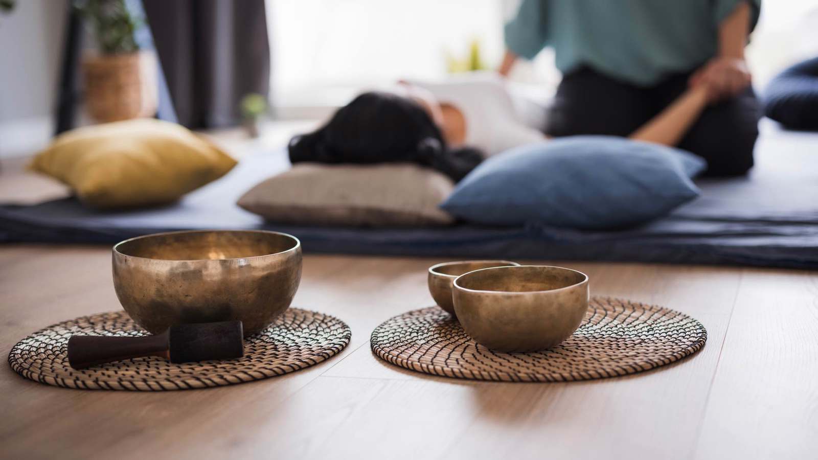 تقطّعت الدروب بالمنطق.. فهرب الناس للعلاج بالطاقة