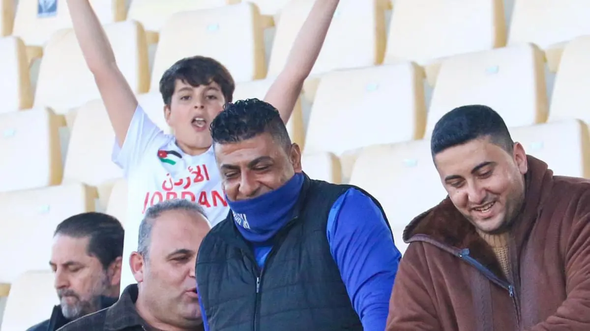 وفاة أشرف أبو يارا مشجع الرمثا داخل الملعب (فيديو)