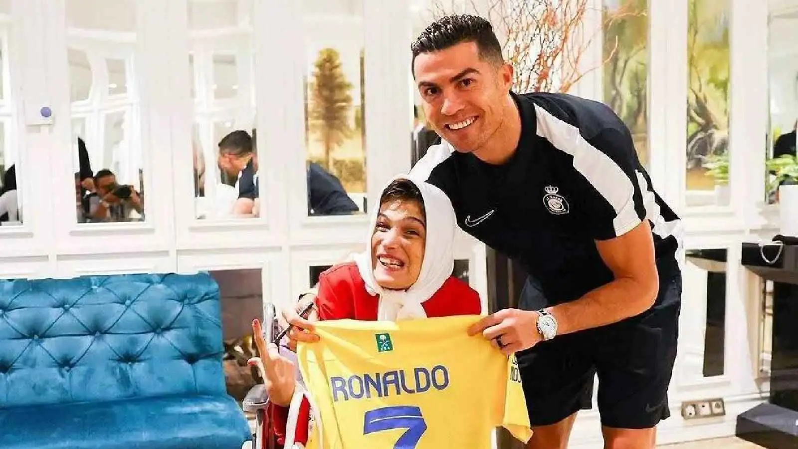 رغم عدم سفر رونالدو لإيران.. فاطمة حمامي ترسل هدية لـ"جورجينا" (فيديو)