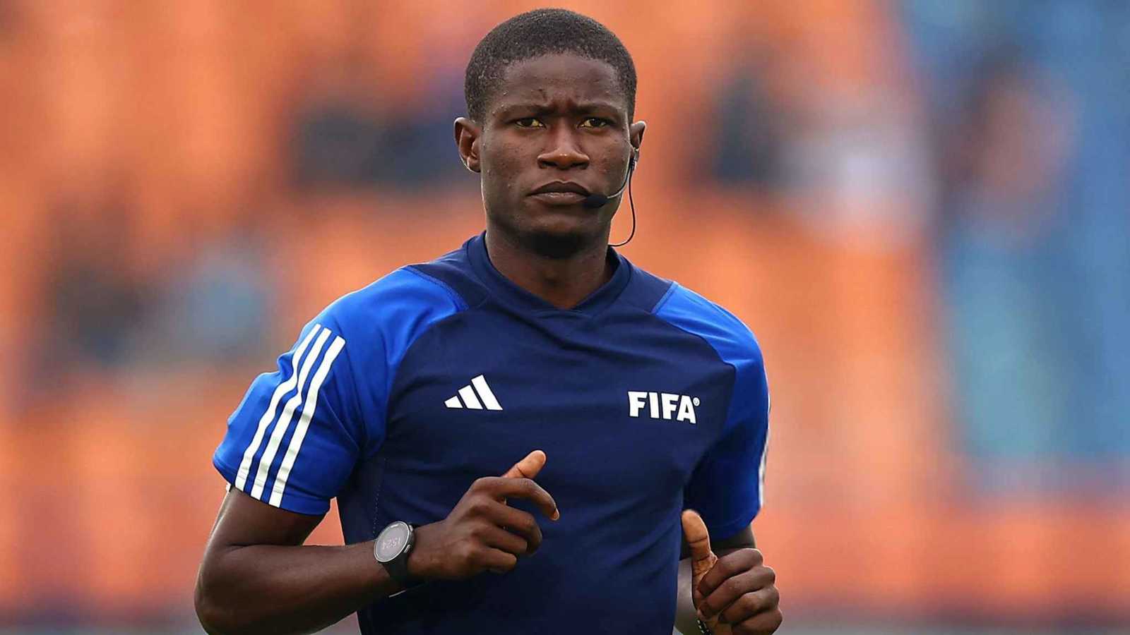 سبب هجوم جماهير الجزائر على حكم مباراة السودان بكأس أمم إفريقيا (فيديو)