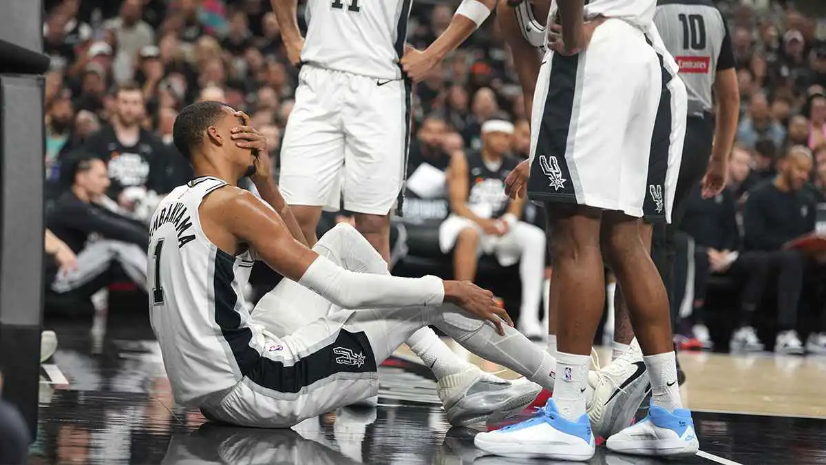 NBA.. ويمبانياما نجم سبيرز يتعرض لارتجاج في المخ بعد سقوط قوي (فيديو)