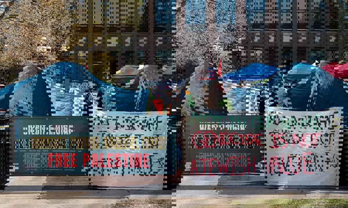 أمريكا تتهم جامعتين بالإخفاق في التعامل مع معاداة العرب والسامية