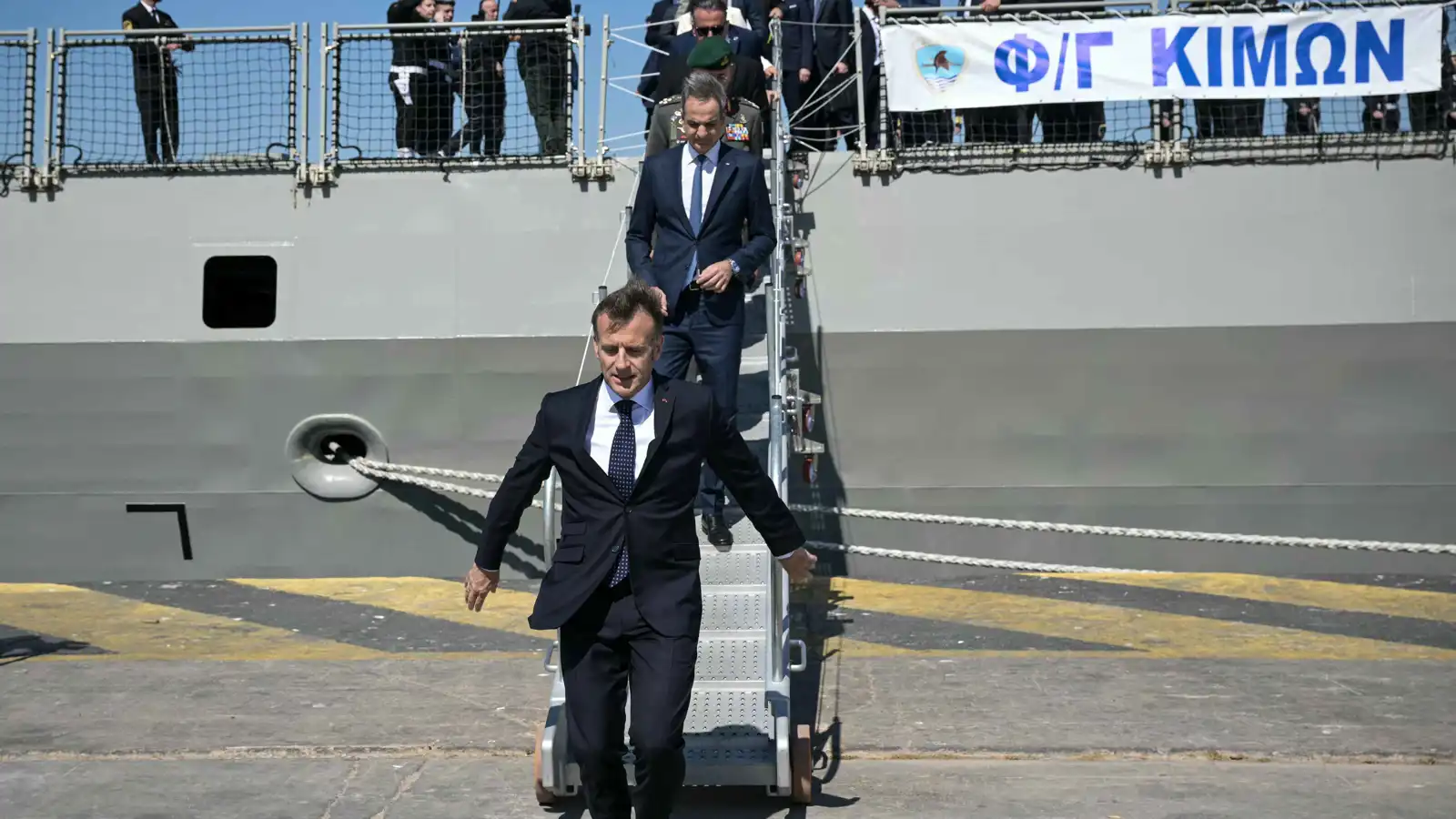 بين اعتزال السياسة والمناورة.. ماذا قصد ماكرون بتصريحاته من قبرص؟