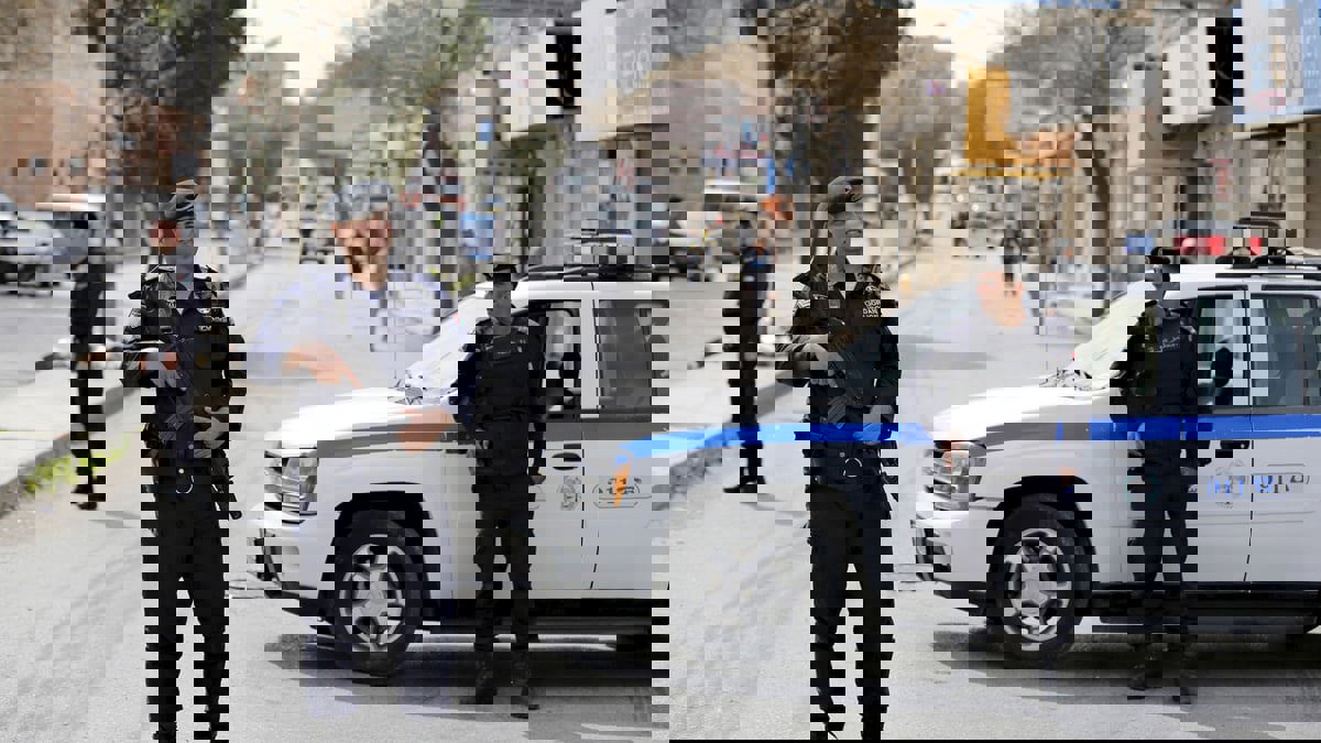 ضبط شخصين يمارسان طب وتجميل الأسنان بمركبة في الأردن