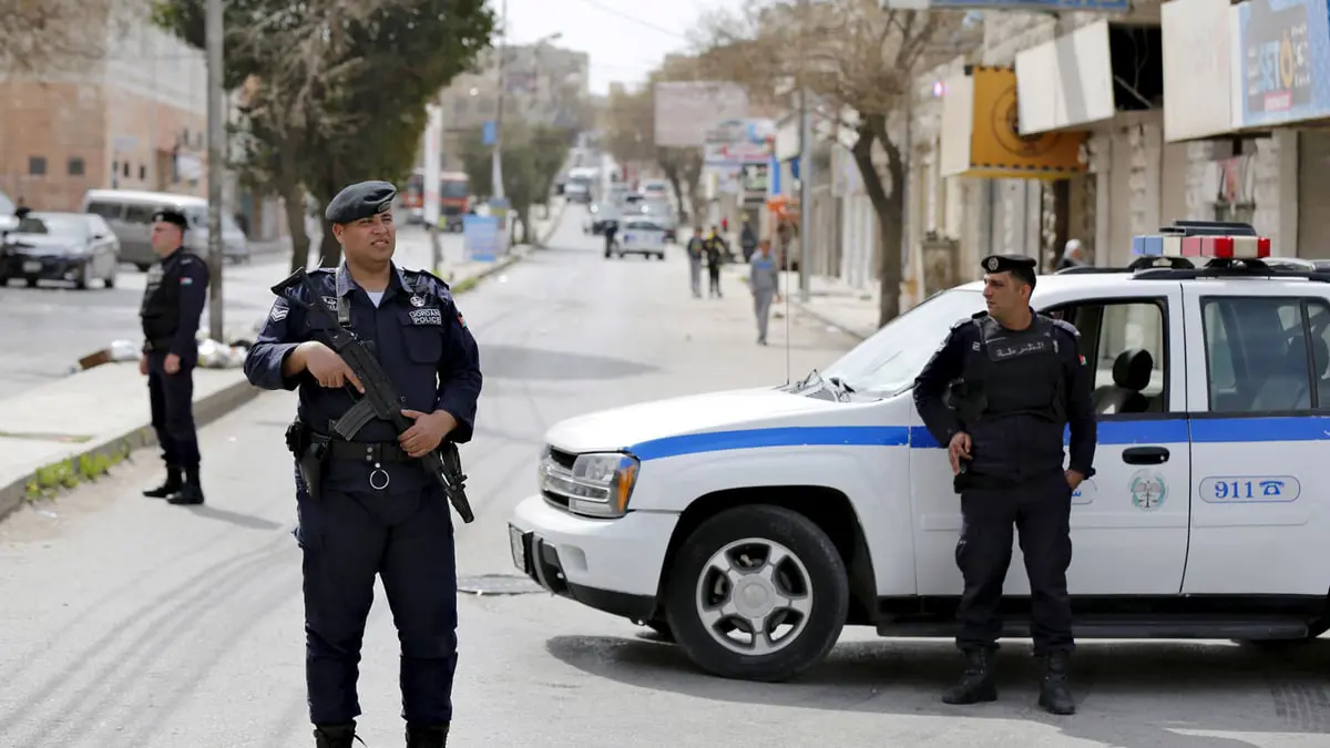 ضبط شخصين يمارسان طب وتجميل الأسنان بمركبة في الأردن