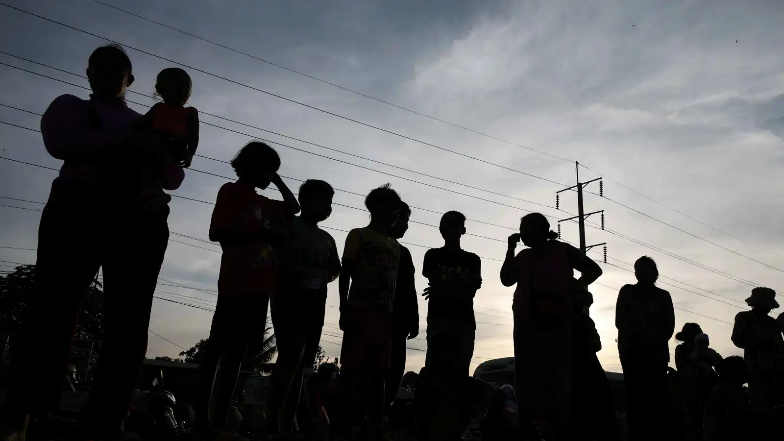 تايلاند تفرض حظر تجول مع توسع القتال على الحدود مع كمبوديا