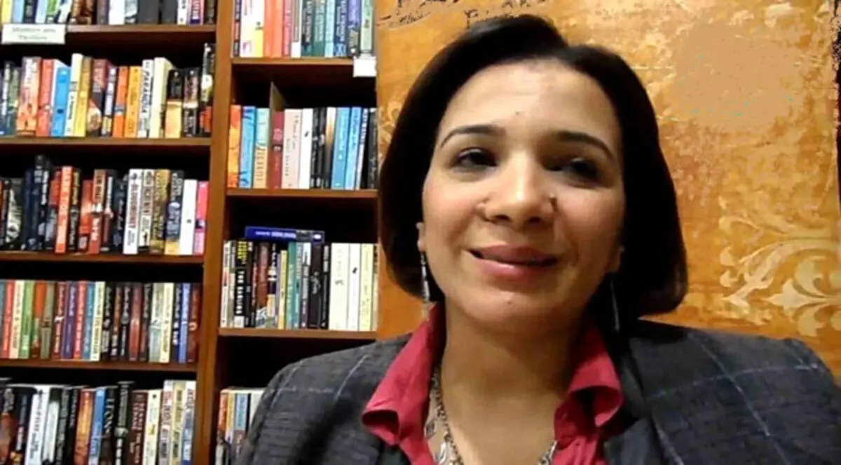 عاهرة عزة سلطان وقسوة المجتمع المصرى