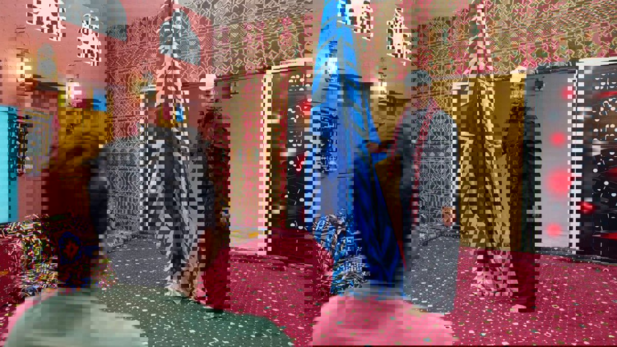 رد فعل علي البليهي بعد محاكاة "ركزة العلم" في شباب البومب (فيديو)