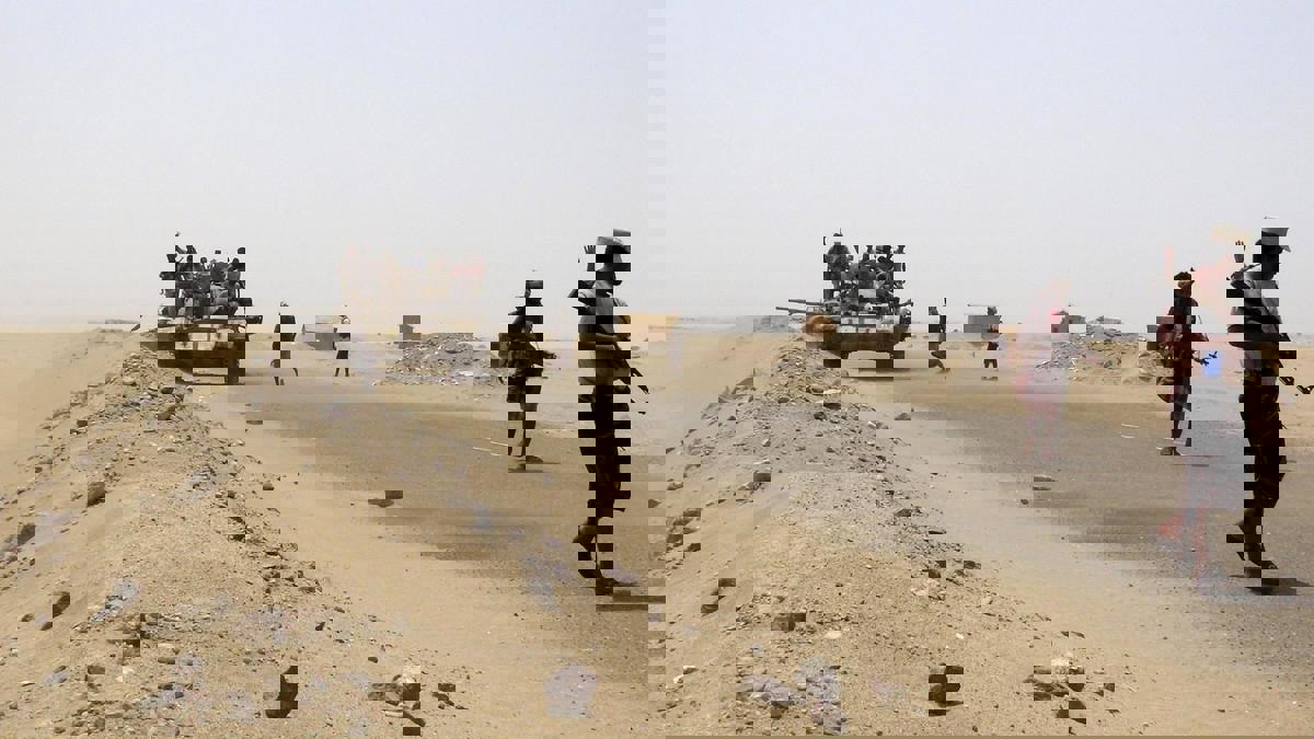 بالصور.. إسعاف محافظ لحج وقائد المنطقة الرابعة بعد تفجير قاعدة "العند" اليمنية