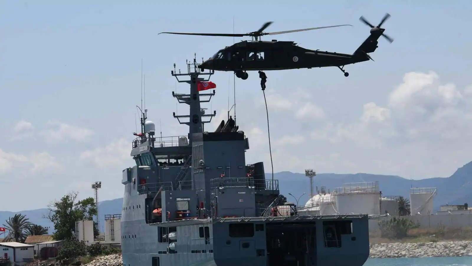 تونس بين الغرب والشرق.. دعم عسكري أمريكي يعيد رسم خيارات واشنطن