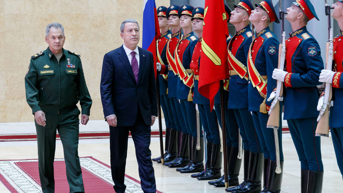 وزيرا الدفاع الروسي والتركي يبحثان الوضع في إدلب 