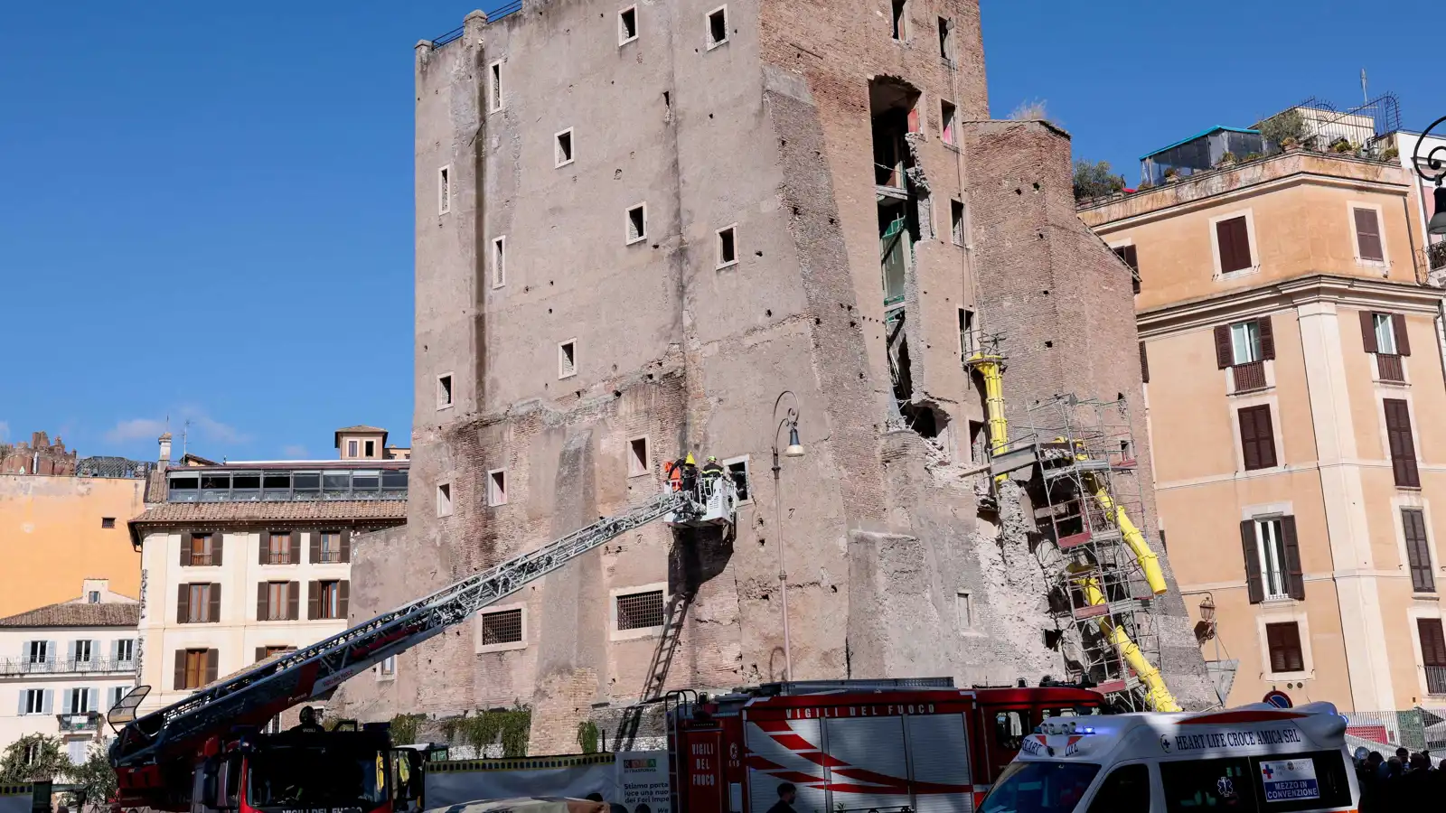 مقتل عامل جراء انهيار مبنى تاريخي في روما (فيديو )