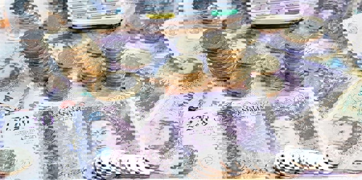 صاروخ كوريا الشمالية يهبط بالدولار لأدنى مستوياته في عامين