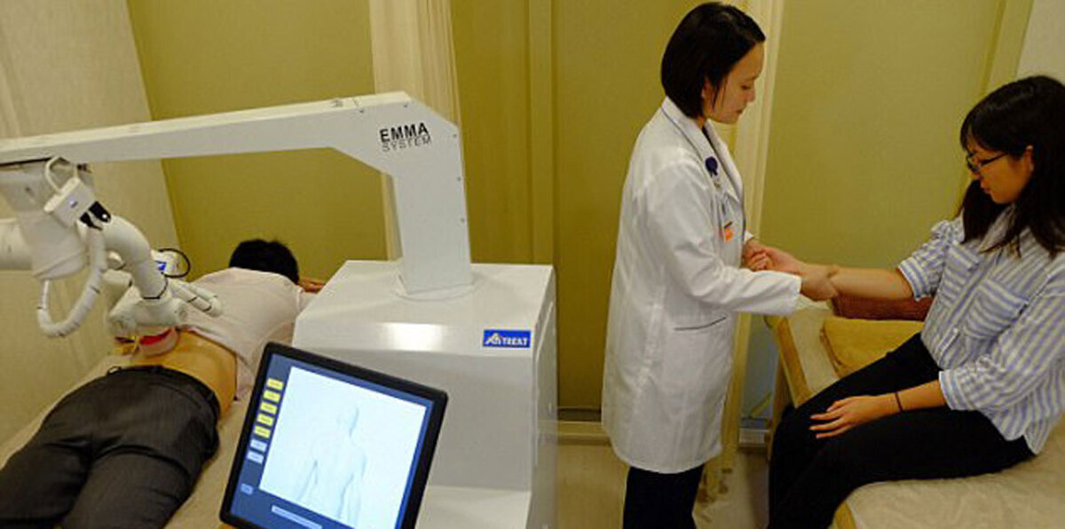 هل تجرؤ على تجربته؟.. تعرّف إلى أول روبوت للمساج في سنغافورة (فيديو)