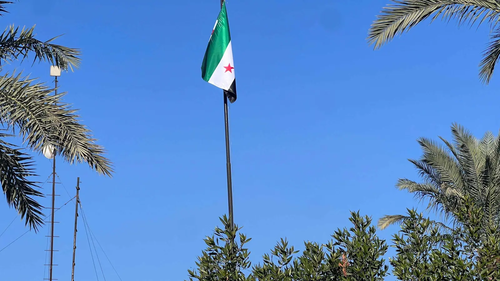 من الحذر إلى التعاون.. العراق "يغازل" سوريا بعد الأسد