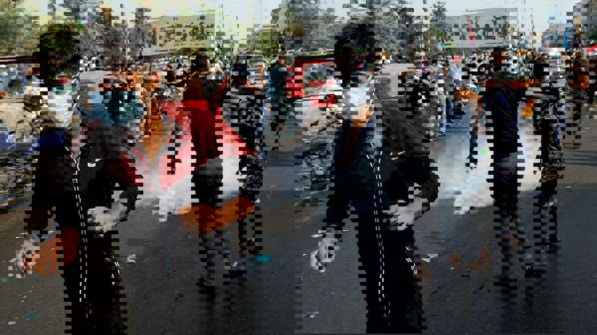 محتجون يحاولون قطع طرق رئيسية في محافظة واسط العراقية (فيديو)