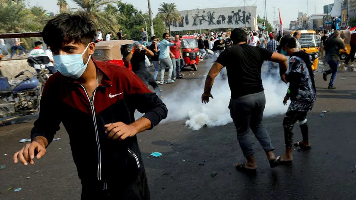 محتجون يحاولون قطع طرق رئيسية في محافظة واسط العراقية (فيديو)