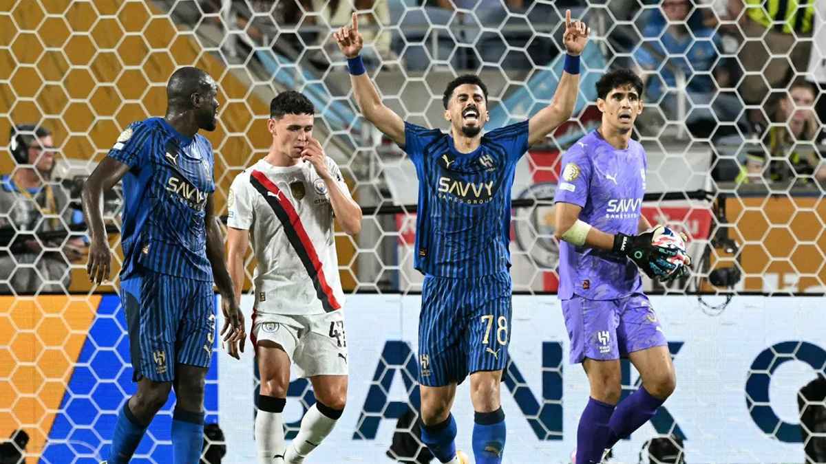 ما الكلمة التي لم تفارق لسان فهد المفرج في مباراة الهلال ومانشستر سيتي؟ (فيديو)