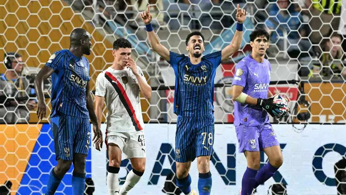 ما الكلمة التي لم تفارق لسان فهد المفرج في مباراة الهلال ومانشستر سيتي؟ (فيديو)