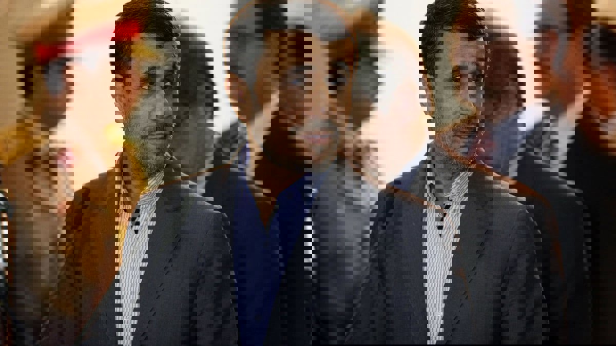 إيران.. نجاد يعلن دعمه لاحتجاجات العمال ويحذر من العواقب