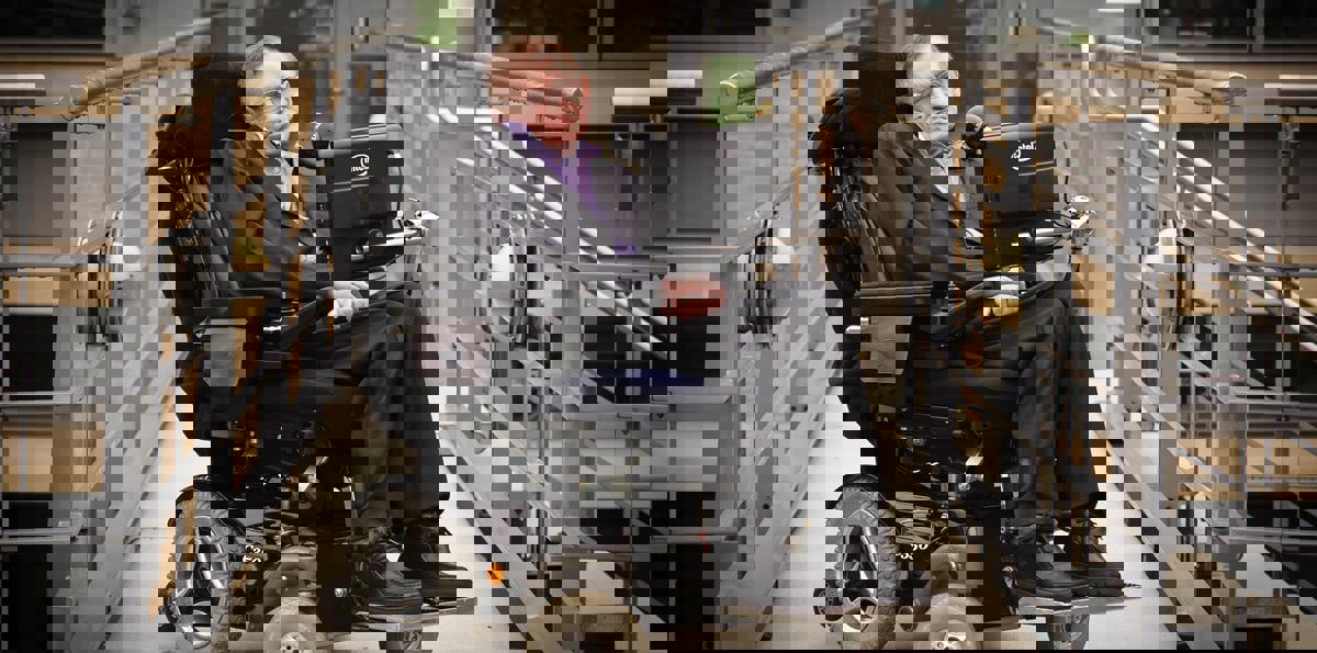 بيع أطروحة وكرسيّ متحرك لستيفن هوكينغ في مزاد مقابل مليون دولار‎