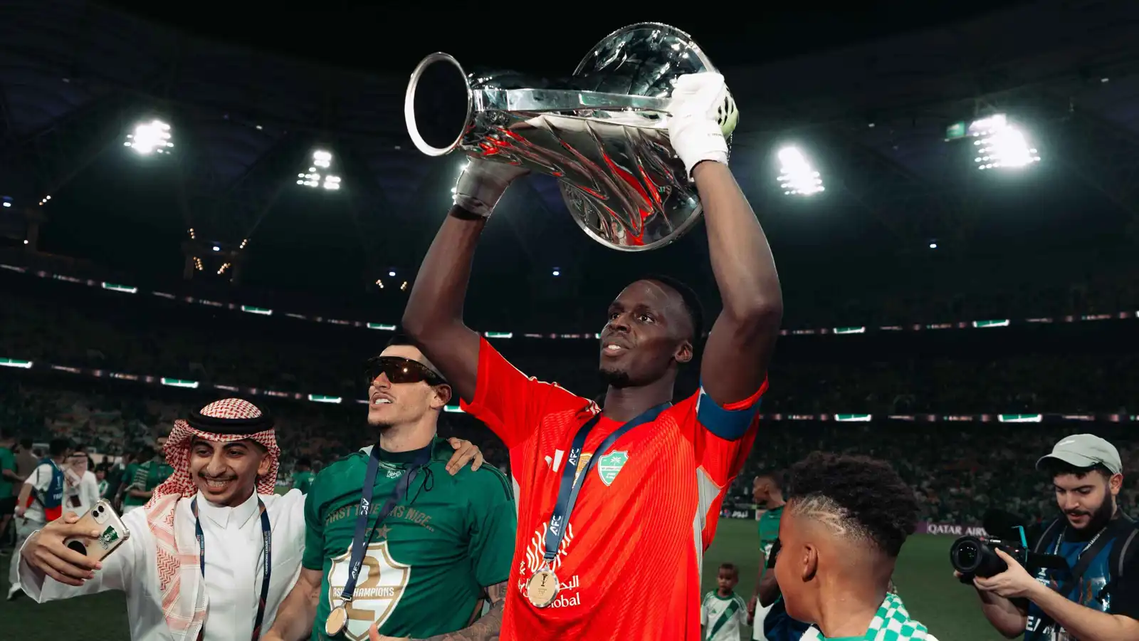 لن تتحمل الهدايا وحدك.. ميندي وديميرال يفاجئان رياض محرز