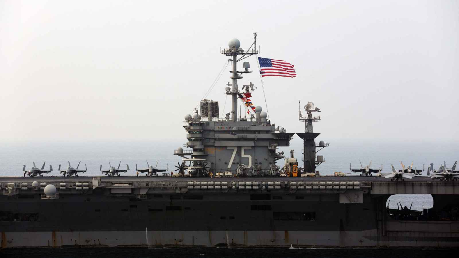 في تصعيد جديد.. الحوثيون يعلنون استهداف حاملة طائرات أمريكية