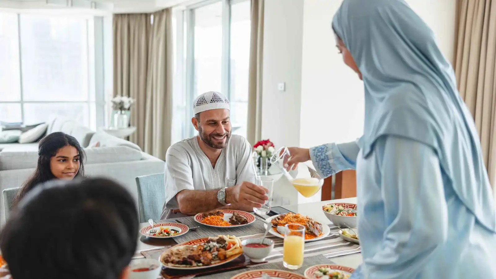 كيف يتخلص الصائم من ثقل الإفطار والنفخة بـ5 مشروبات؟