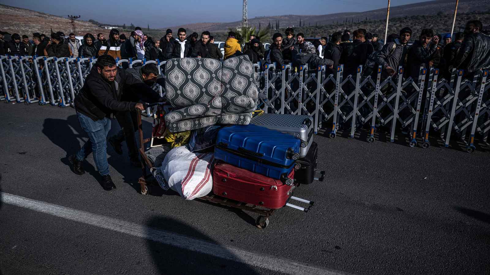 وسط أزمة اقتصادية.. عودة اللاجئين تثقل كاهل الحكومة السورية الجديدة