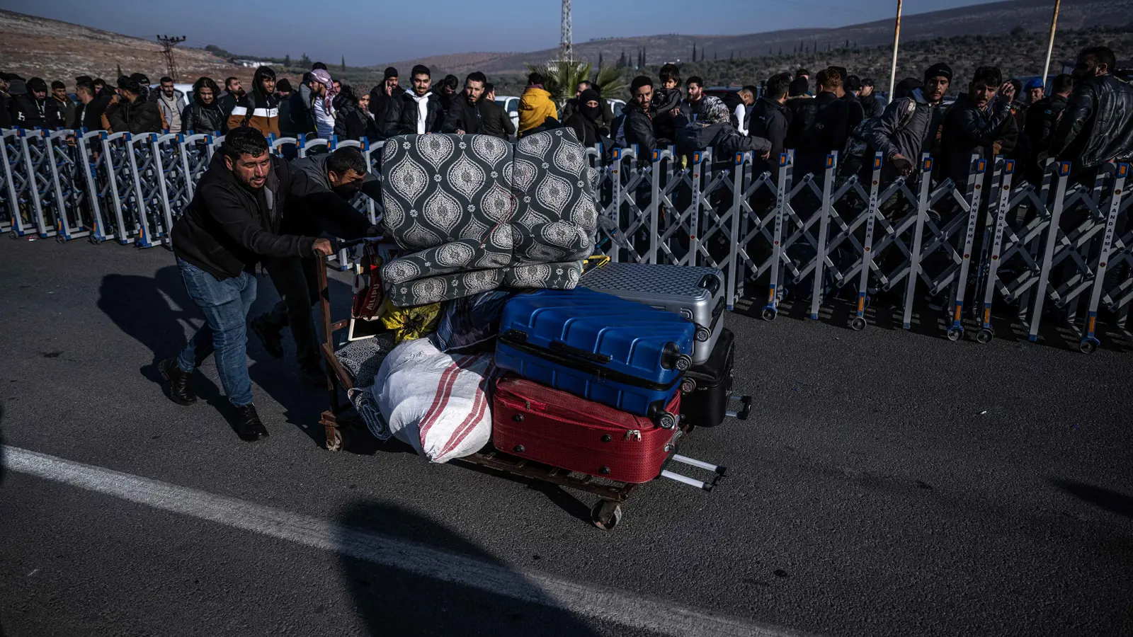 وسط أزمة اقتصادية.. عودة اللاجئين تثقل كاهل الحكومة السورية الجديدة