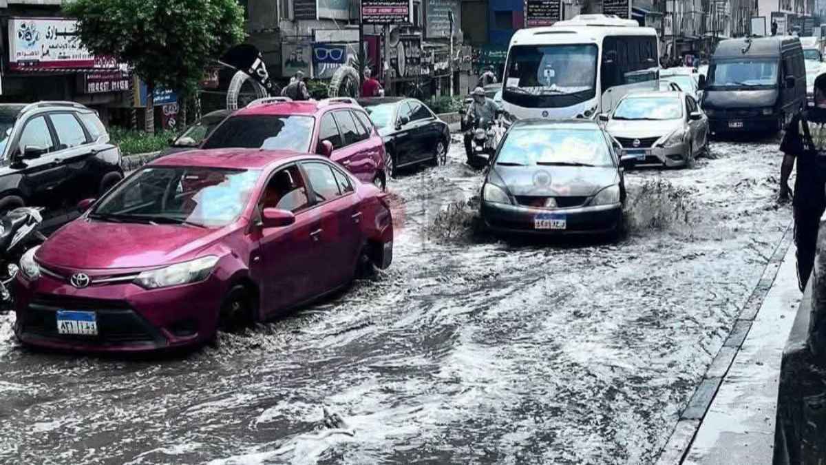 "في عز الصيف".. أمطار غزيرة تُغرق مدن وأحياء القاهرة (صور وفيديو)