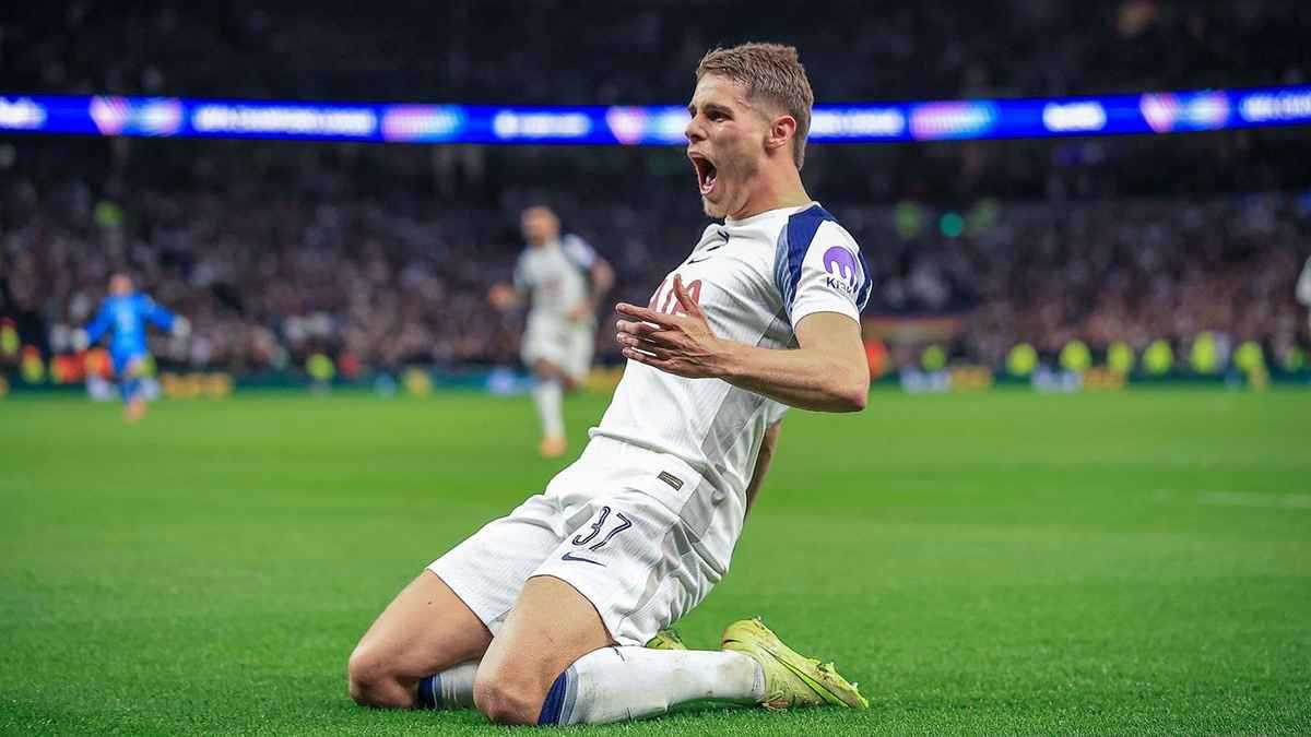 كأنه ميسي.. مدرب توتنهام يشيد بهدف لاعبه المارادوني (فيديو)