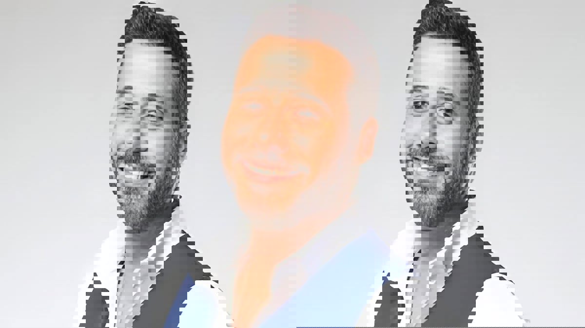 "محدش يصور".. أحمد السعدني يهاجم صحفيين في جنازة والده (فيديو)