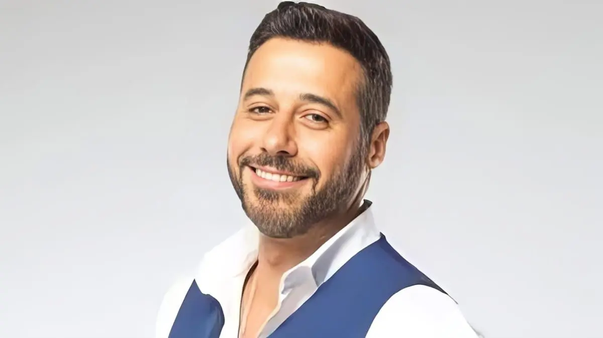 "محدش يصور".. أحمد السعدني يهاجم صحفيين في جنازة والده (فيديو)