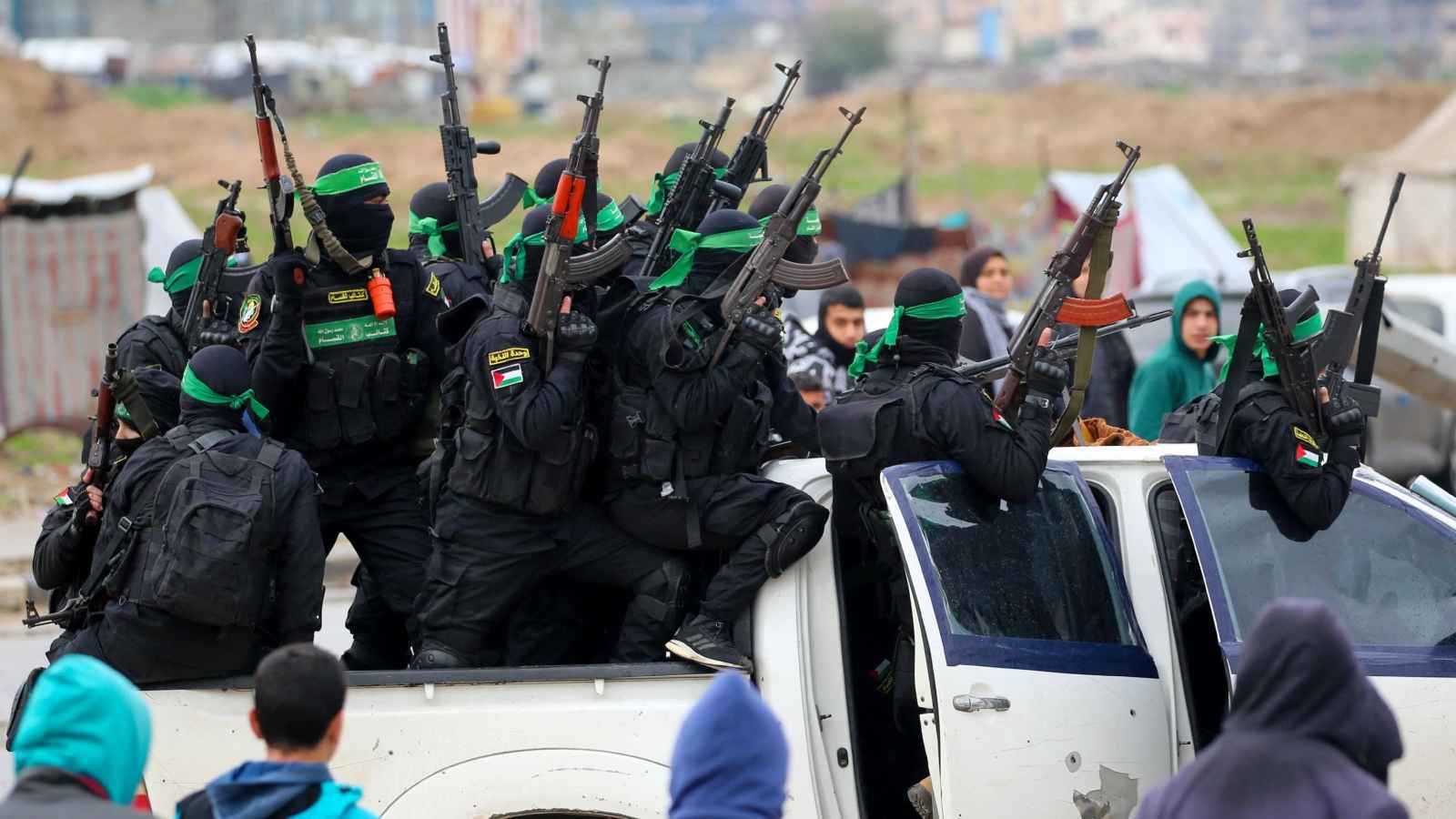 "ورقة ضغط".. حماس تصطحب أسرى إسرائيليين لـ"مشاهدة" تسليم الرهائن (فيديو)