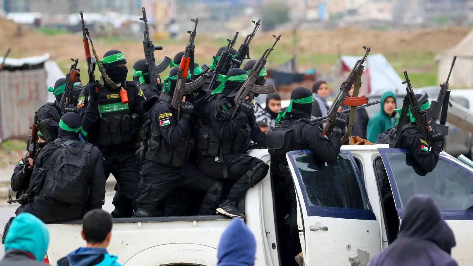 "ورقة ضغط".. حماس تصطحب أسرى إسرائيليين لـ"مشاهدة" تسليم الرهائن (فيديو)