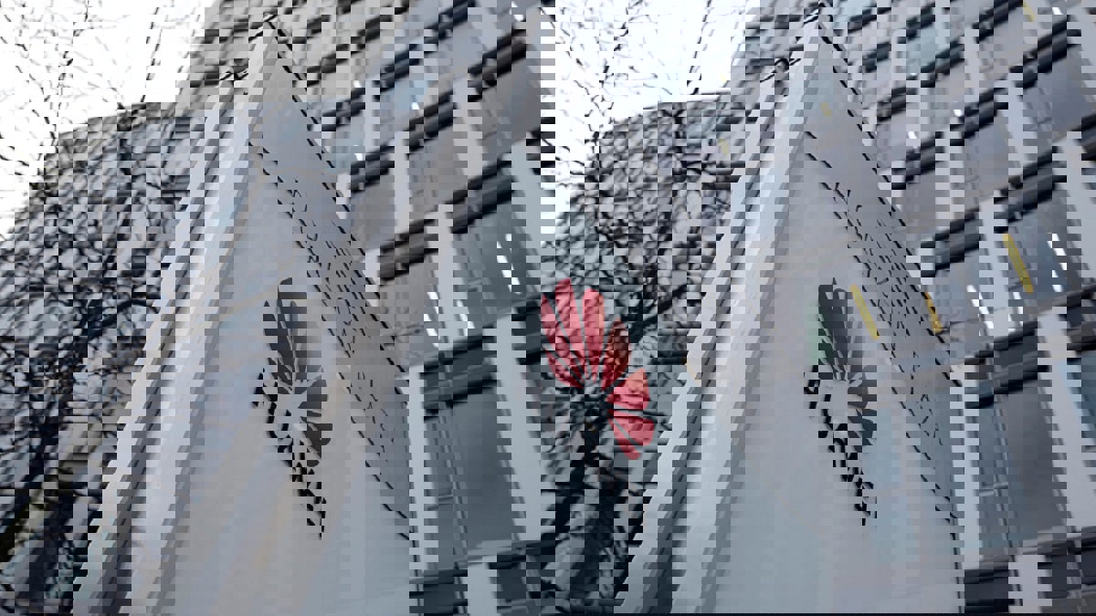 يبدأ بـ2400 دولار .. هواوي تطلق هاتفًا قابلًا للطي في الصين