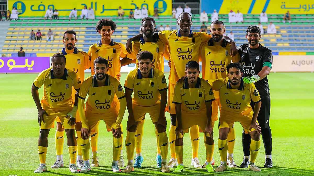 تصرف غريب والحكم أغرب.. رافع الرويلي يمسك الكرة بيده خارج منطقة الجزاء (فيديو)