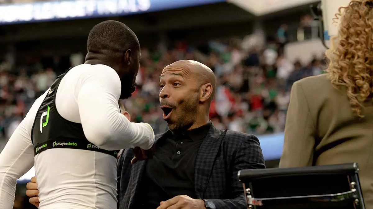 أغرب احتفال ممكن.. نجم بنما يصعد المدرجات لتيري هنري (فيديو)