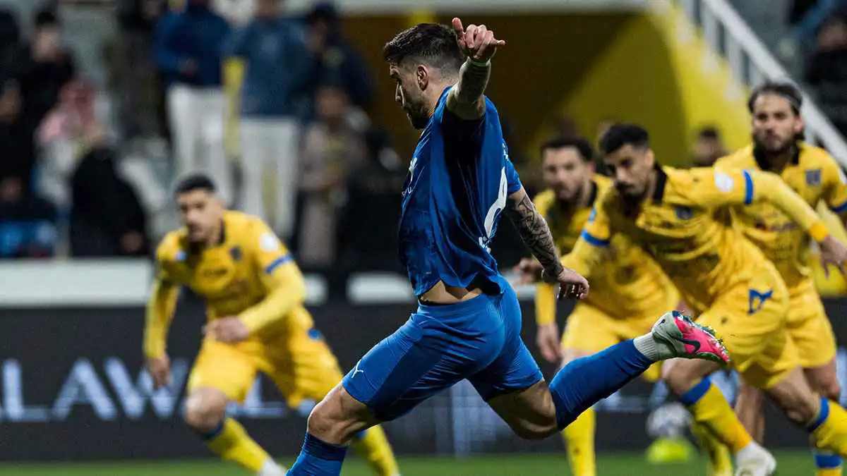 نسبة فوزه بالدوري 20%.. أحمد عطيف يصدم الهلال السعودي