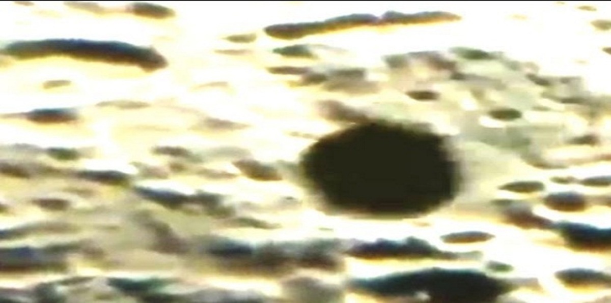 رصد كائن غريب على شكل "قرص" قرب القمر