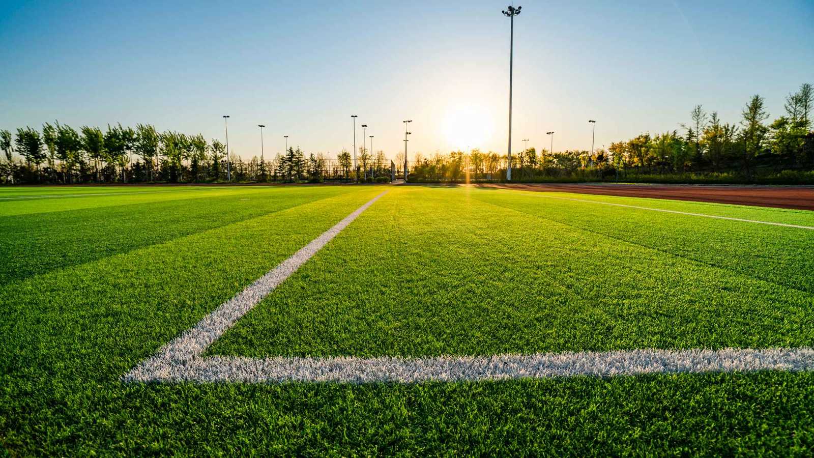 صاعقة برق تصيب مراهقين أثناء تدريب لكرة القدم