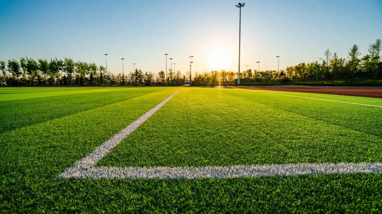 صاعقة برق تصيب مراهقين أثناء تدريب لكرة القدم