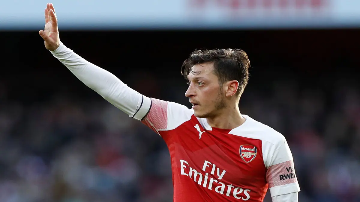 كتلة عضلية.. تحول لافت في مظهر مسعود أوزيل (فيديو)