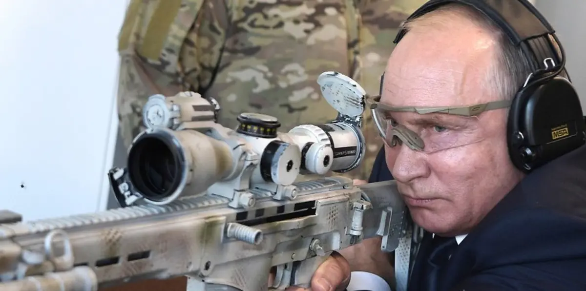 "القناص" بوتين يستعرض مهاراته في الرماية (صور وفيديو)