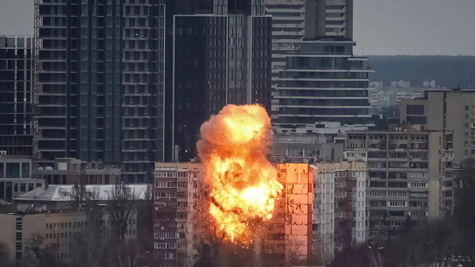 بولندا تغلق أجواءها جزئيًا.. الحرب الأوكرانية تطرق أبواب العمق الأوروبي