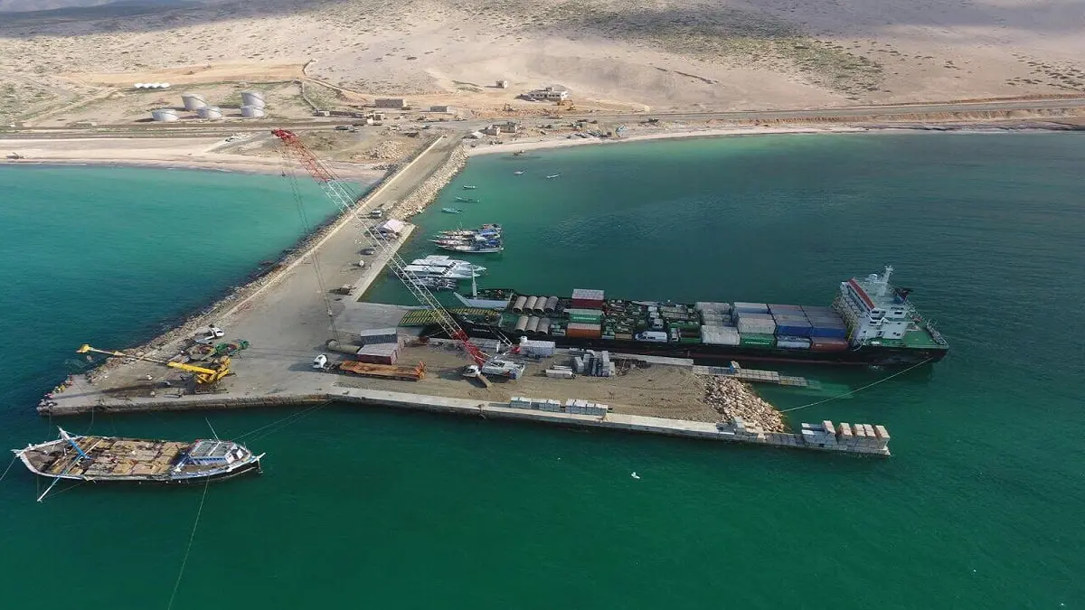 الحكومة اليمنية تنفي مزاعم إدخال الإمارات عربات عسكرية وذخائر لميناء سقطرى