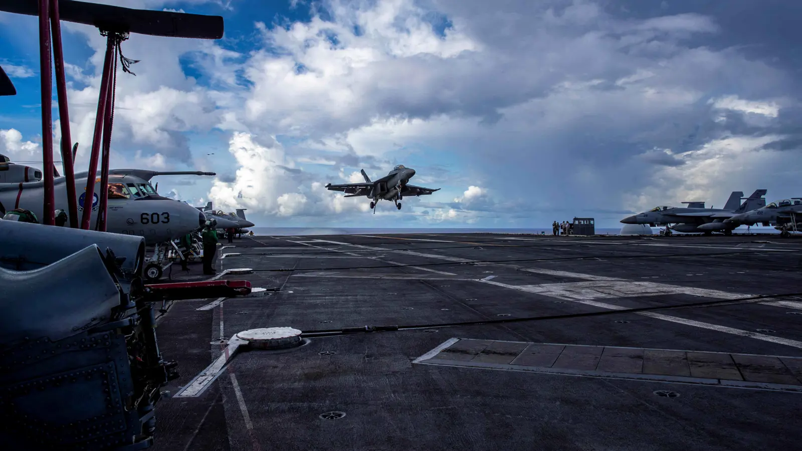 الثامن خلال شهر.. الحوثيون يستهدفون حاملة طائرات أمريكية في البحر الأحمر