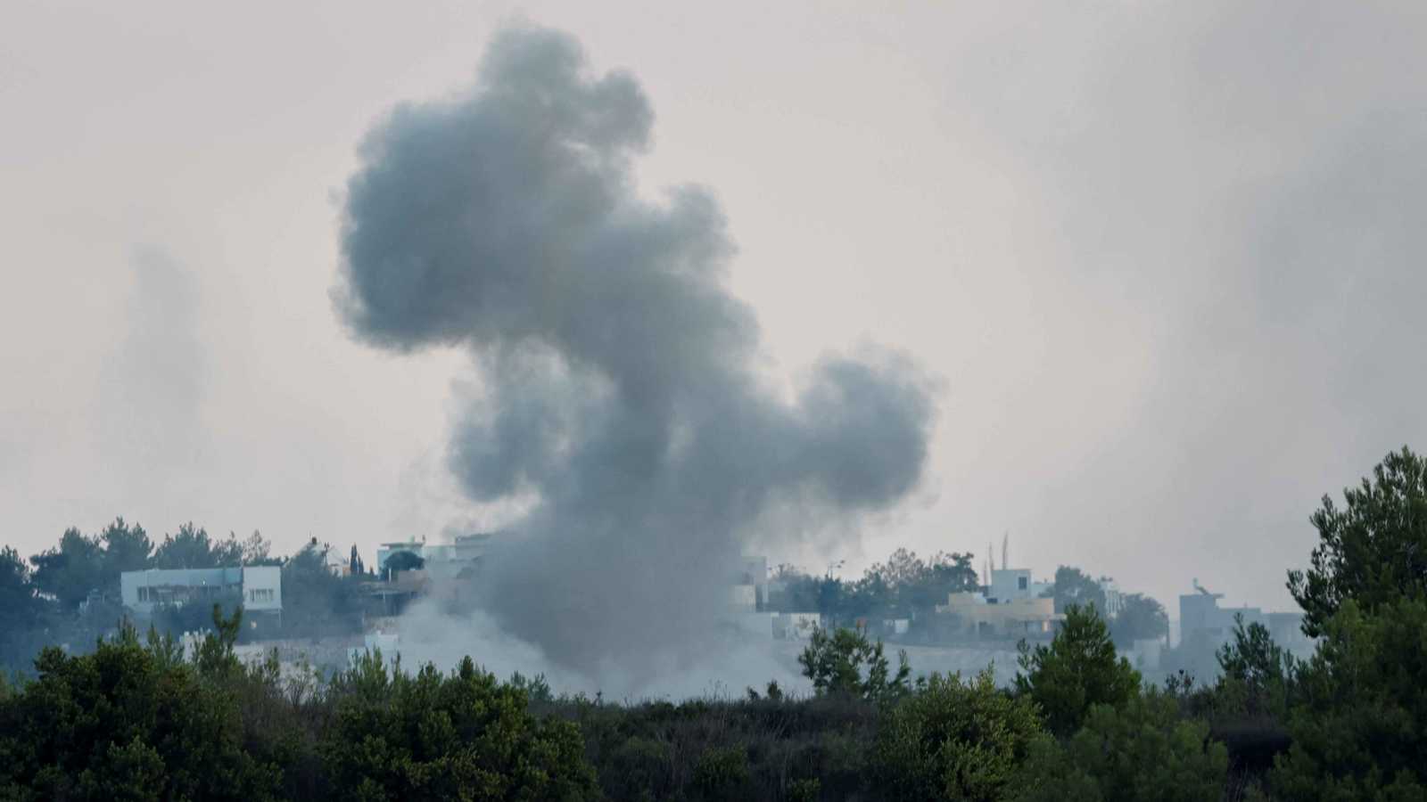 الجيش الإسرائيلي يستهدف مستودعات أسلحة جنوب لبنان (فيديو)