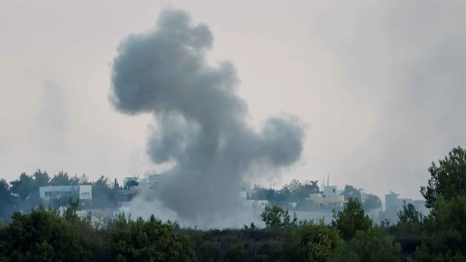 الجيش الإسرائيلي يستهدف مستودعات أسلحة جنوب لبنان (فيديو)